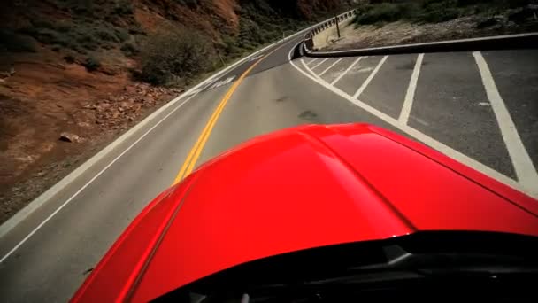 Cabriolet acercándose al puente Golden Gate — Vídeo de stock