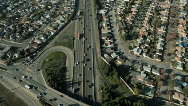 Luftaufnahme des Vorortverkehrs auf einer Autobahn, San Francisco, USA — Stockvideo