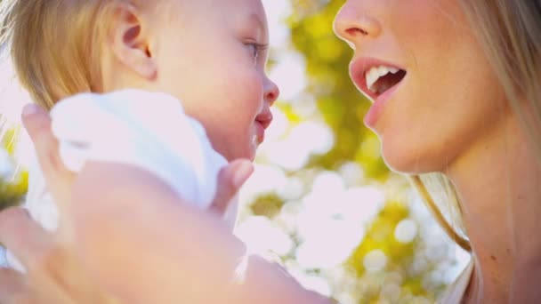 Madre y bebé sonriente en primer plano — Vídeos de Stock