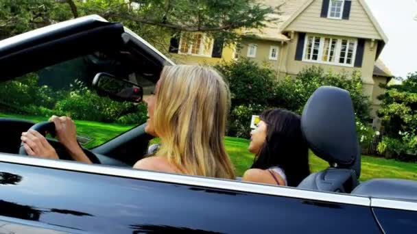 Caucasiano meninas dirigindo carro de luxo — Vídeo de Stock