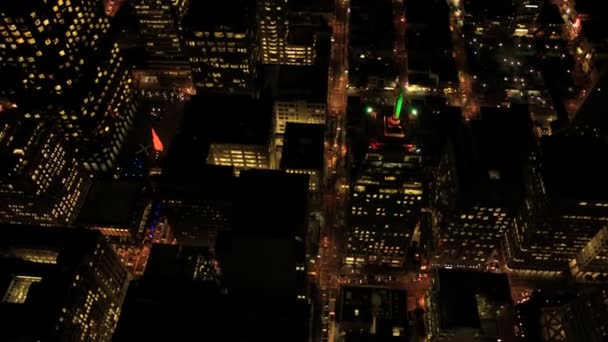 Vista vertical nocturna aérea de rascacielos en una ciudad urbana moderna, EE.UU. — Vídeos de Stock