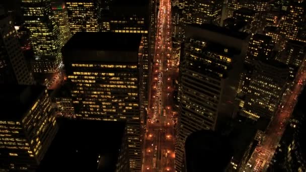 Légi éjszaka kivilágított nézet felhőkarcolók, háztetők, Amerikai Egyesült Államok — Stock videók