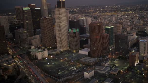 Luchtfoto Stadszicht van het verkeer op de schemering, los angeles, Verenigde Staten — Stockvideo