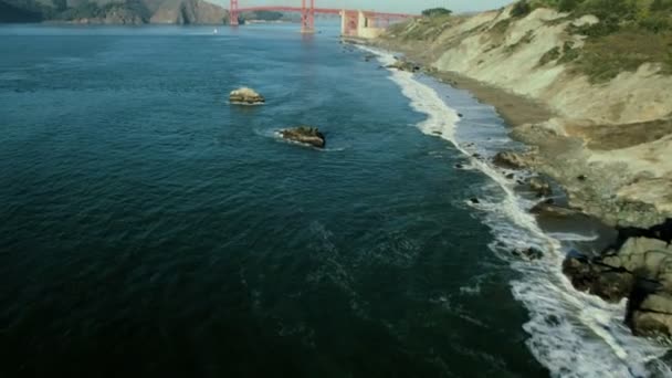 Vista aérea en ángulo bajo del puente Golden Gate, San Francisco, EE.UU. — Vídeo de stock