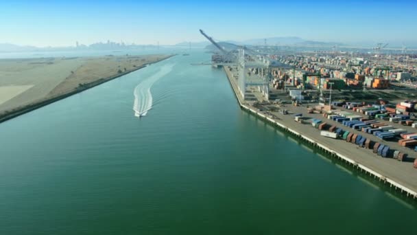 Вид с воздуха Port of Oakland, San Francisco, California, USA — стоковое видео