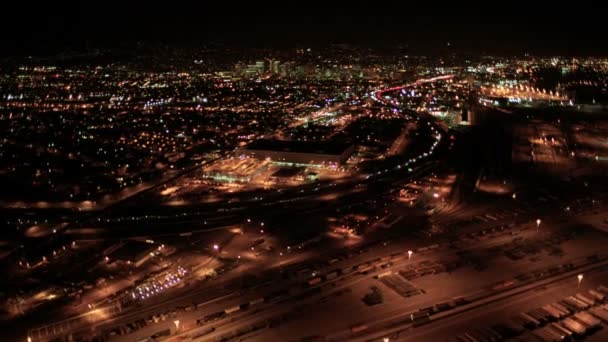 Повітряні нічний погляд освітленій контейнер порт Окленд, San Francisco Bay, США — стокове відео