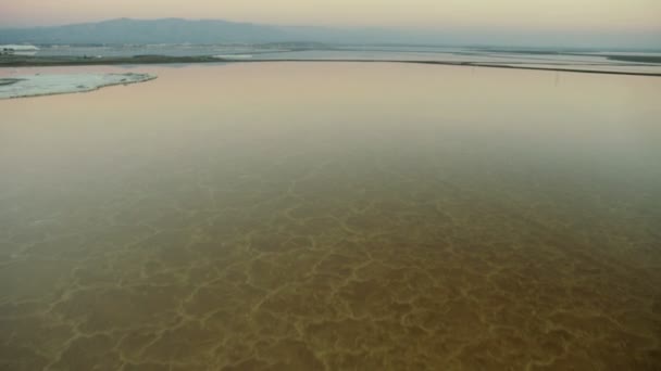 Luchtfoto van natuurlijke minerale rijk zout water vijvers — Stockvideo