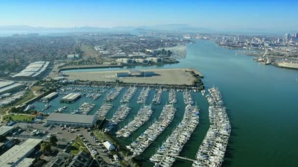 Luchtfoto van ambachtelijke in een boot jachthaven, san francisco, VS — Stockvideo