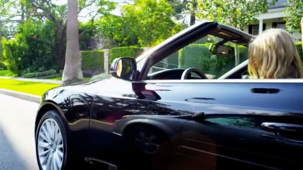 Meisjes rijden door luxe huizen Californië — Stockvideo