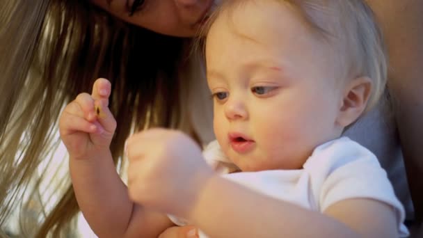 Sarışın anne ve bebek portre — Stok video