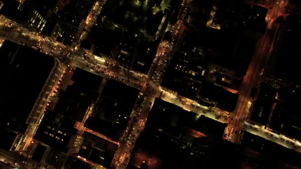 Vista vertical nocturna aérea de rascacielos iluminados de la ciudad, EE.UU. — Vídeo de stock