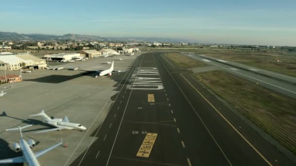 Vista aérea de un avión que se aproxima a tierra — Vídeo de stock