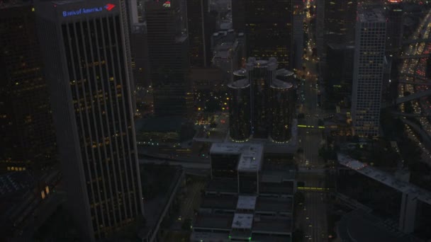 アメリカ la ダウンタウンの高層ビルの夕暮れ空撮 — ストック動画