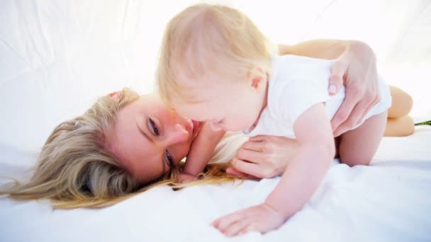 Lindo bebé y mamá jugando en el interior — Vídeo de stock