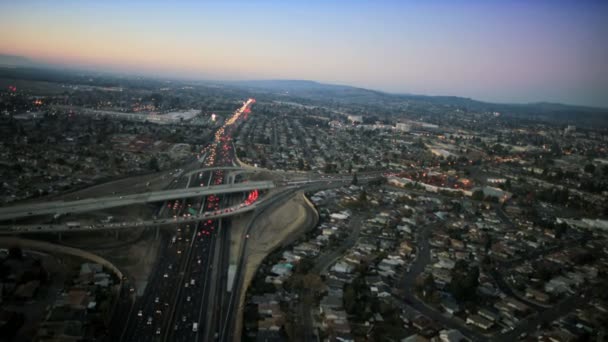 Luchtfoto zonsondergang op een verkeer kruispunt, Verenigde Staten — Stockvideo