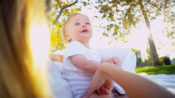 Niedliches Baby und Mama spielen im Freien — Stockvideo