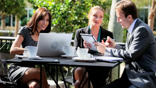 Chers collègues d'affaires Réunion de travail informelle En plein air — Video