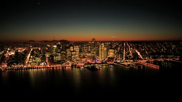 Vista aérea al atardecer de Fishermans Wharf y San Francisco, EE.UU. — Vídeos de Stock