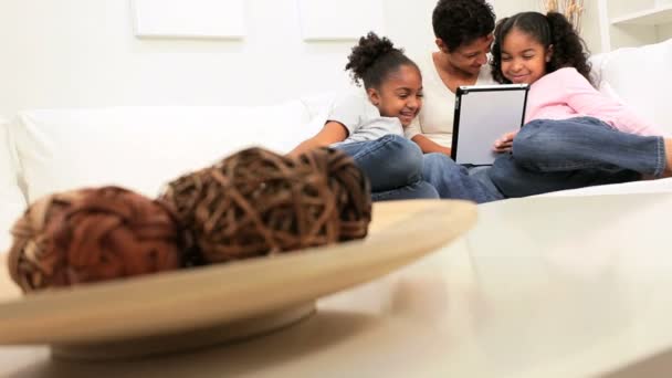 Famille monoparentale de parents ethniques technologie sans fil à la maison — Video