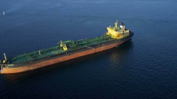 Вид с воздуха на танкер нефтяного контейнера, США — стоковое видео