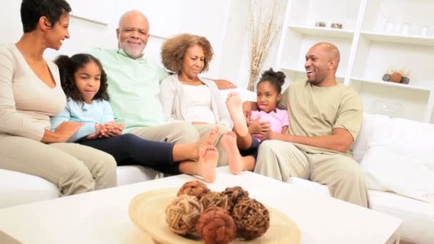 Amar a família étnica Tempo de casa juntos — Vídeo de Stock