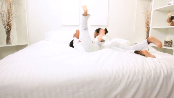 Meninas étnicas saltando para casa cama — Vídeo de Stock