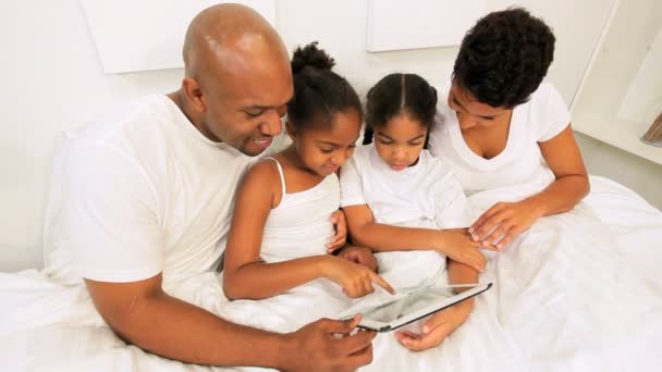 Etnik Aile yatak odası kablosuz tablet — Stok video