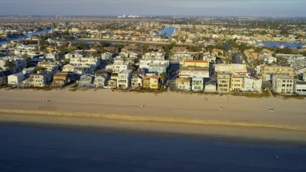 Пташиного польоту beach будинків біля шосе 1 США — стокове відео