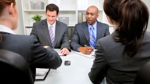 Jeunes cadres supérieurs présentant un plan d'activités — Video