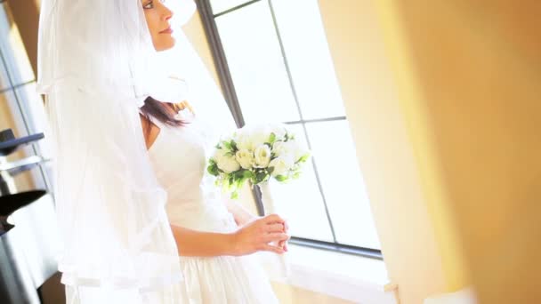 Novia caucásica posando fotos de boda — Vídeos de Stock