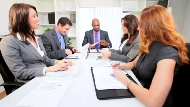 Equipe de Negócios da Cidade Aproveitando o Sucesso Video Conference — Vídeo de Stock