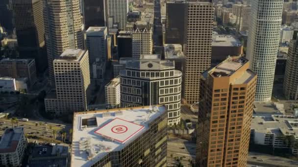 Вид с воздуха на небоскребы в центре города, Лос-Анджелес, США — стоковое видео