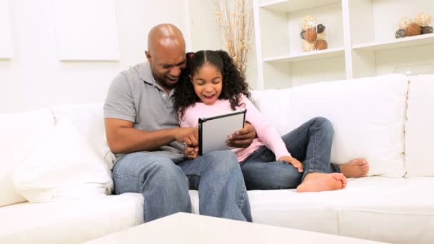 African american ojciec córkę do domu tabletki bezprzewodowej — Wideo stockowe