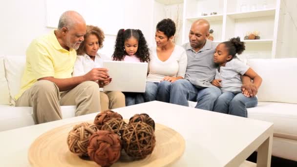 Tecnología inalámbrica de las generaciones afroamericanas — Vídeo de stock