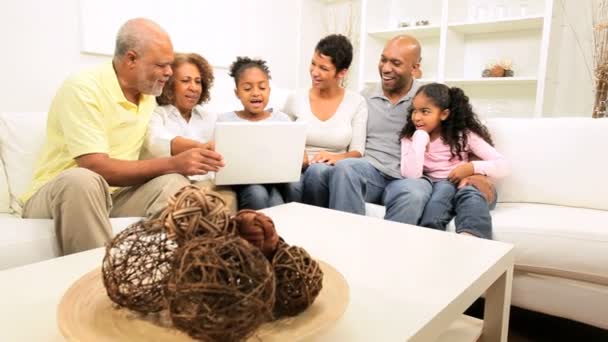 Afrikanisch-amerikanische Großfamilie zu Hause Laptop-Computer — Stockvideo