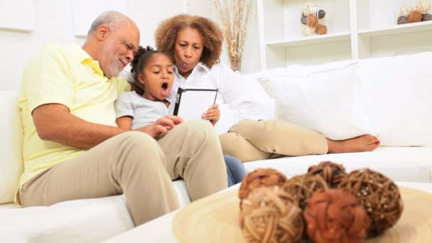 Abuelos afroamericanos Nieto Wireless Tablet Apps — Vídeos de Stock