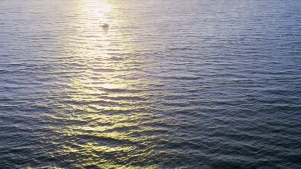 Вид с воздуха на заходящее солнце, Тихий океан, США — стоковое видео