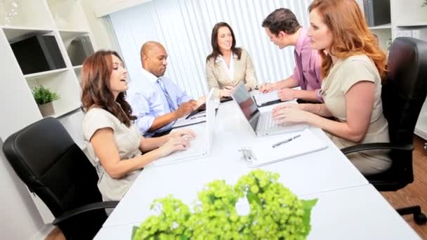 Reunión de lluvia de ideas de ejecutivos publicitarios — Vídeos de Stock