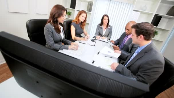 Kaukasische zakenvrouw leider succesvol team video conferentie — Stockvideo