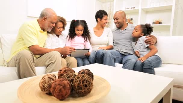 Tableta inalámbrica de generaciones familiares afroamericanas — Vídeo de stock