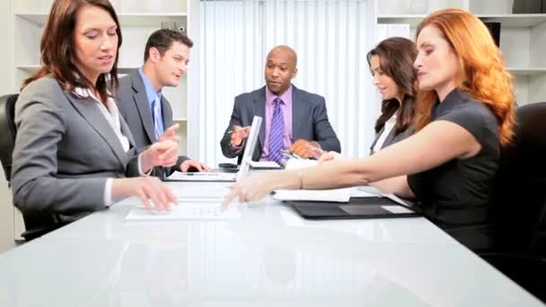 Reunião de Negócios Multi Ethnic Boardroom — Vídeo de Stock
