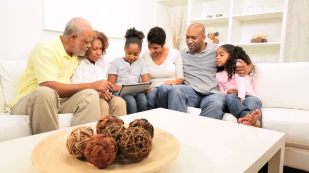 Hogar inalámbrico familiar étnico de tres generaciones — Vídeos de Stock