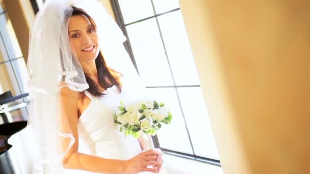Mooie brunette bruid glimlachend camera — Stockvideo