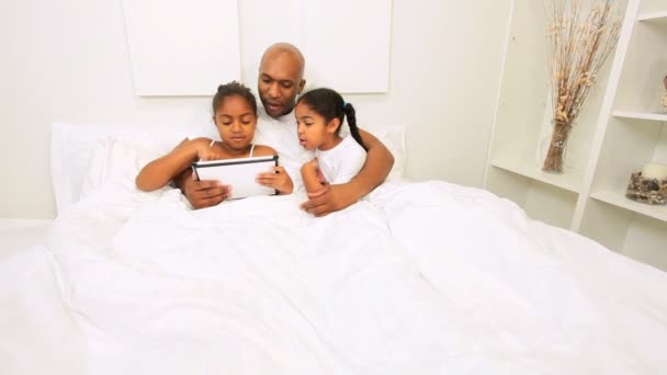 アフリカ系アメリカ人の家族ベッド ワイヤレス タブレット — ストック動画