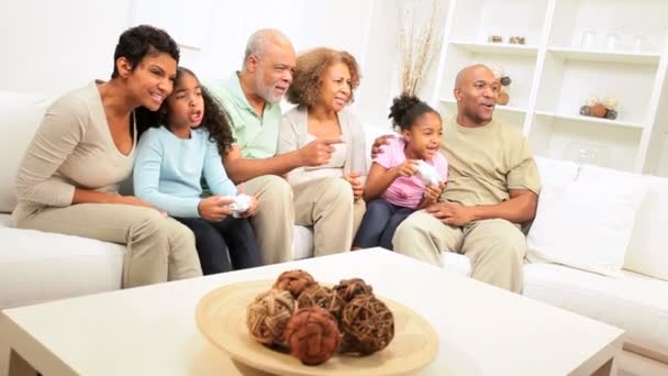 Afro-americano familia jugando acción juegos consola — Vídeo de stock