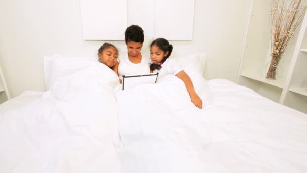 Ethnic Single Mother Children Bedroom Wireless Tablet — Stock Video