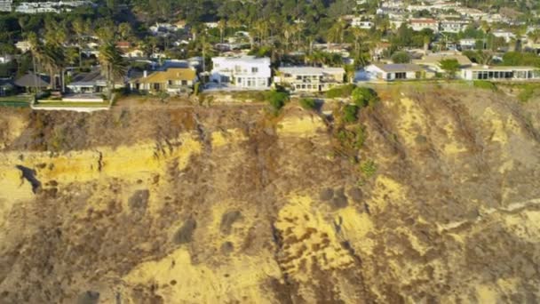 Vista aérea de las casas de la costa del acantilado, EE.UU. — Vídeos de Stock