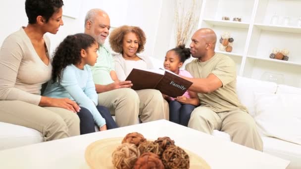 Tres generaciones afroamericano disfrutando de álbum de fotos — Vídeo de stock