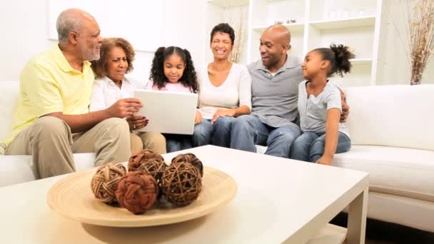 Maison d'ordinateur portable sans fil de famille ethnique de trois générations — Video