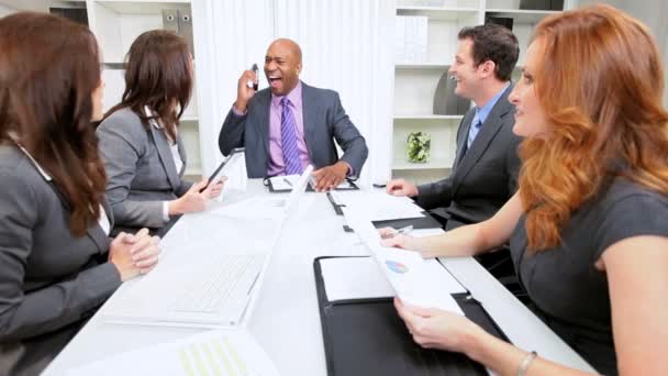 Empresario afroamericano Felicitando a sus colegas de equipo — Vídeos de Stock